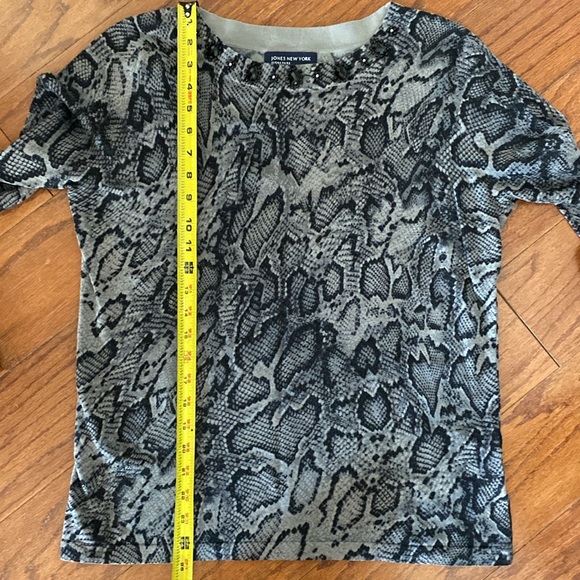Jones of NY gray/blk snakeskin pattern sweater -Size Medium - Picture 10 of 10